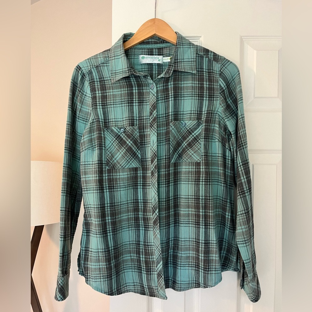 Aventura women’s button up long sleeve cotton top. Size small.
